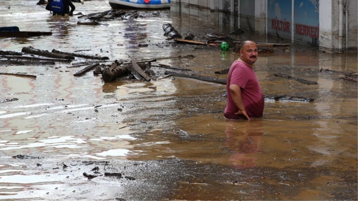 Karadeniz'de ev ve iş yerleri çamurla kaplandı