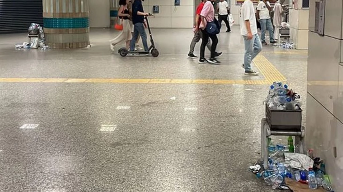 Yenikapı Metro İstasyonu'nda tepki çeken görüntü! Çöpler her yere saçıldı