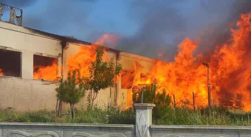Kastamonu'da kapı fabrikası alev alev yandı