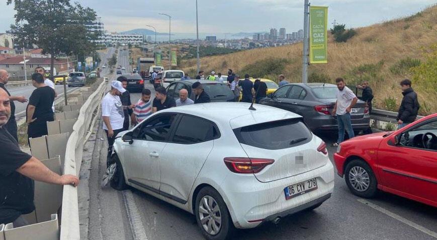 Maltepe'de vinç sürücüsü dehşet saçıp kaçtı! 16 araç birbirine girdi