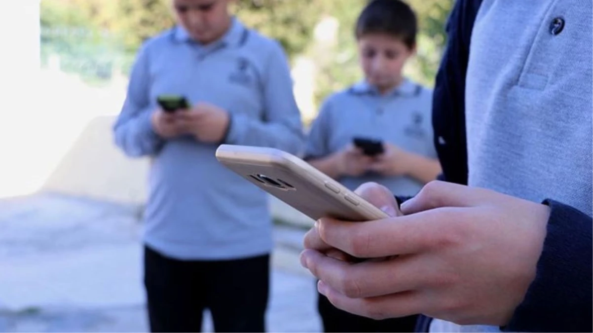 Öğrencilere okullarda cep telefonu yasaklanıyor