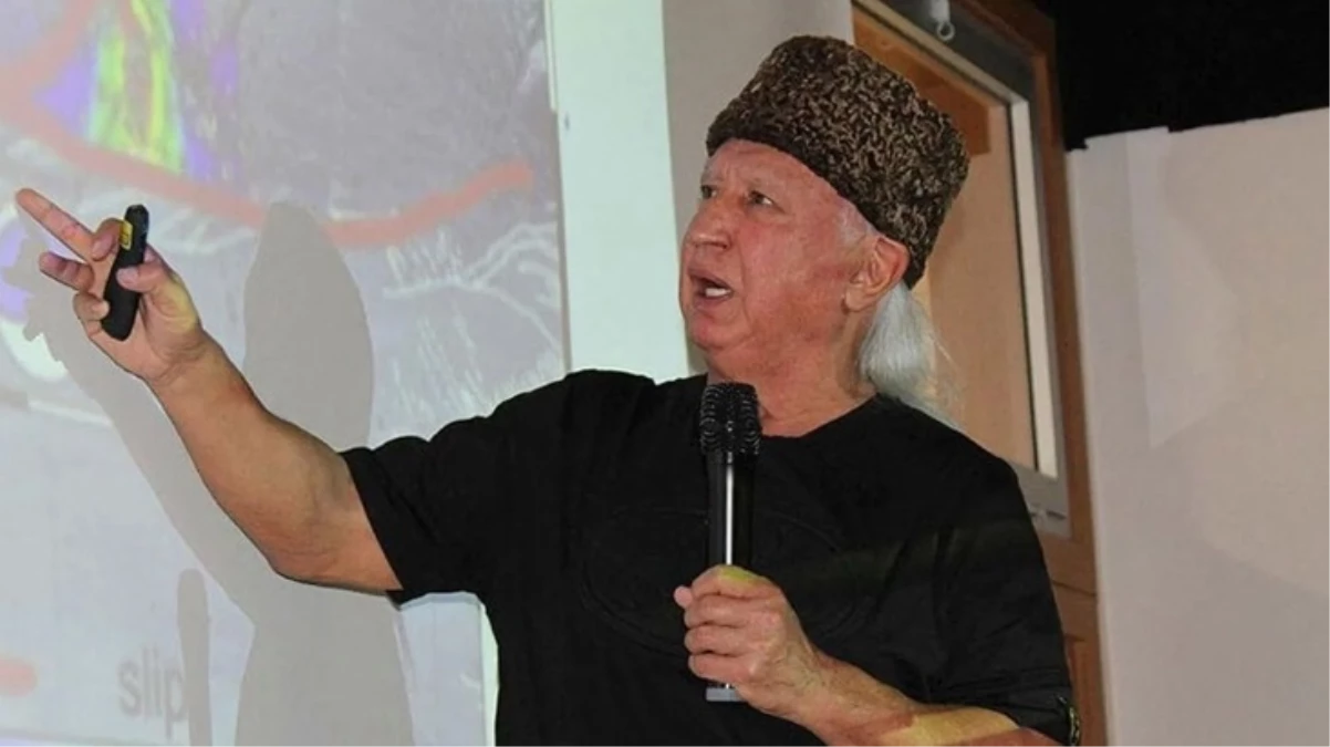 Şener Üşümezsoy kişinin saldırısına uğradı