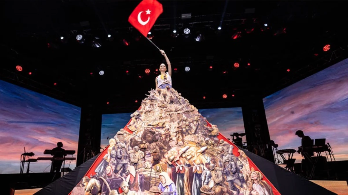 Simge 30 Ağustos'a özel elbise diktirdi