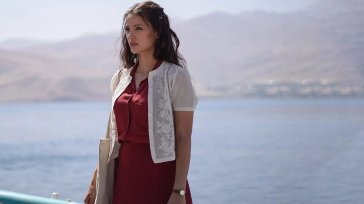 Bikinili pozu Leyla Tanlar'ı TRT'deki işinden etti