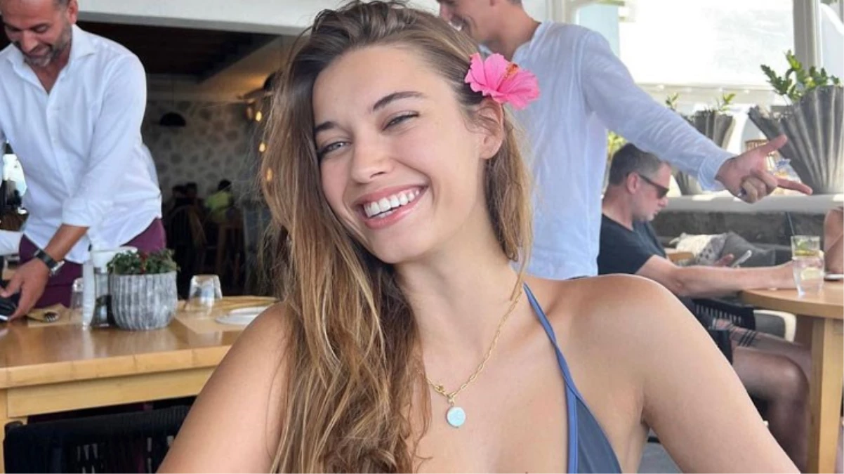 Afra Saraçoğlu tangasıyla poz verdi