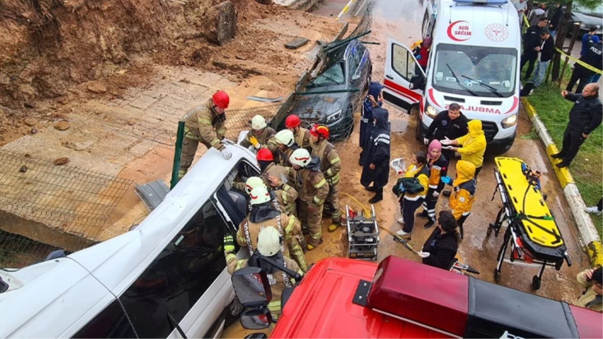 Pendik'te istinat duvarı işçi servisinin üzerine çöktü