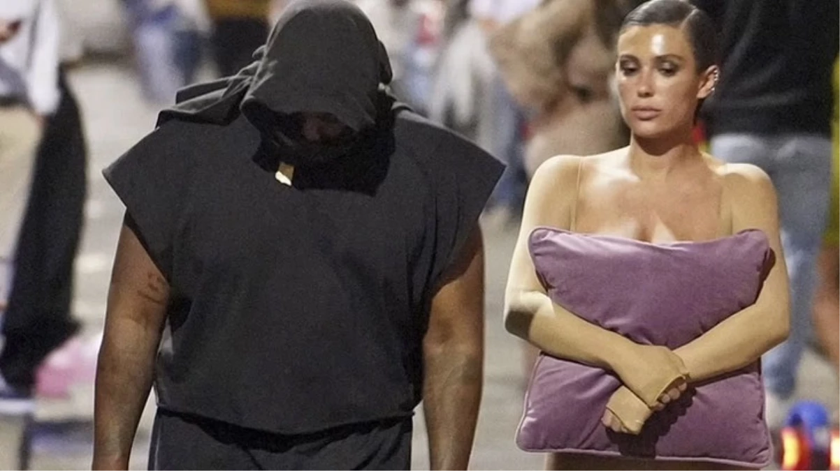 Transparan tulumla sokağa çıkan Kanye West'in eşi göğüslerini yastıkla kapattı