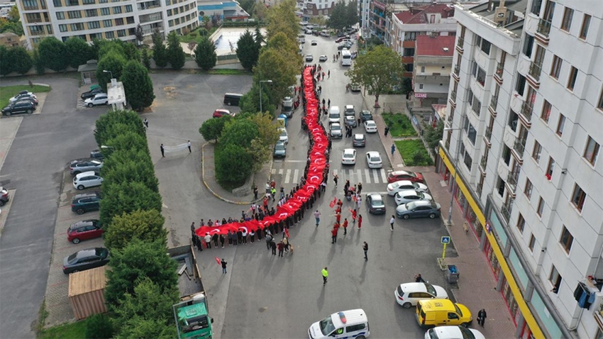 Tuzla sokaklarında 350 metrelik dev bayrak