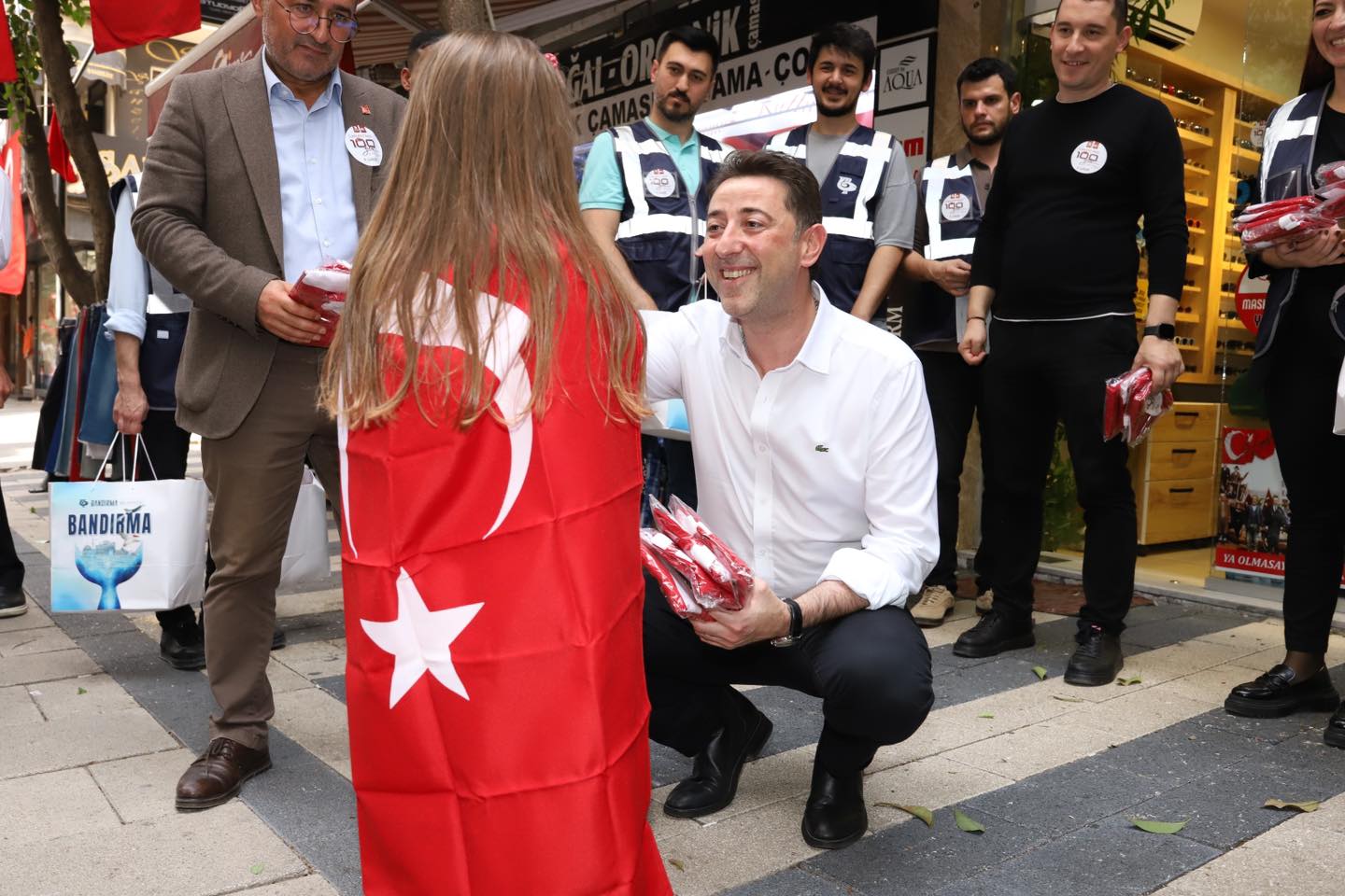 Bandırma’da yer gök kırmızı beyaz