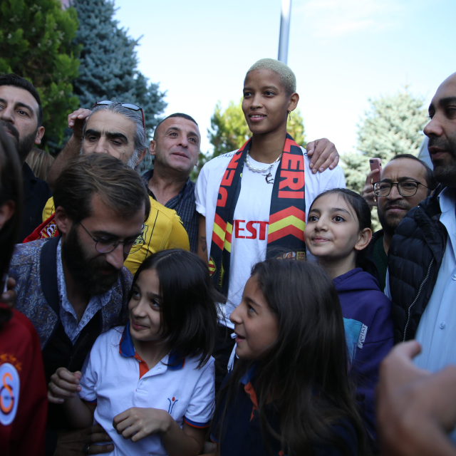 Melissa Vargas'a Malatya'da onur belgesi verildi