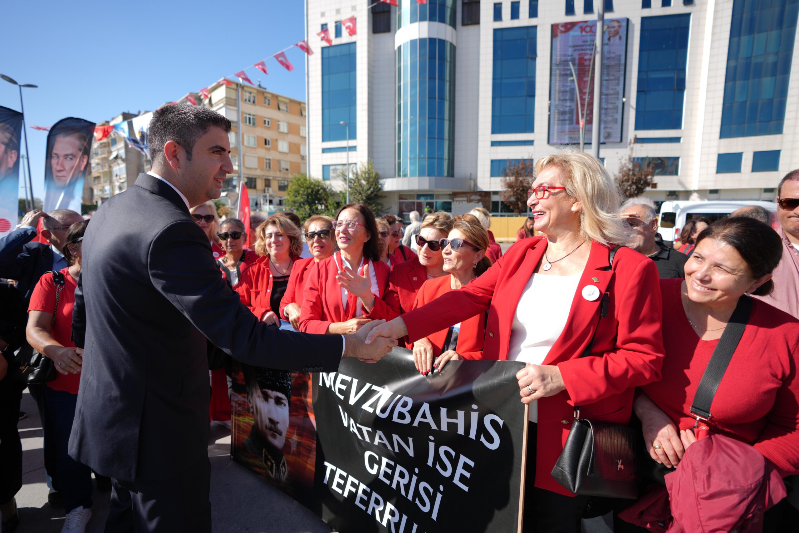 Kartal'da Atatürk anıtı’na çelenk sunuldu