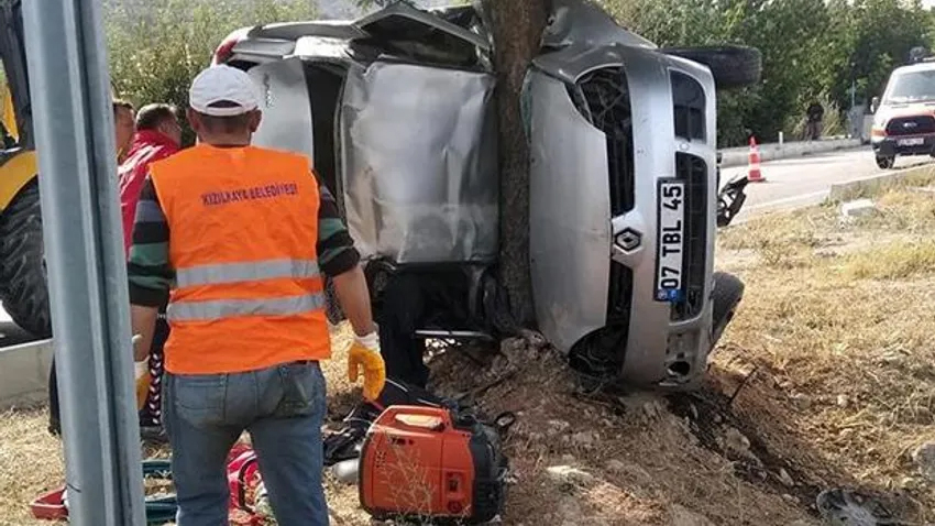 Ağaca çarpan araçtaki baba ile oğlu hayatını kaybetti