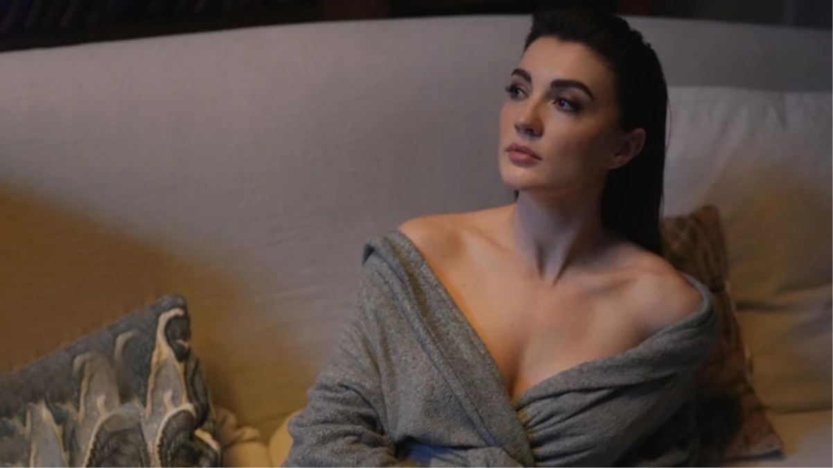 Burcu Özberk'in ayna karşısında verdiği pozu olay yarattı