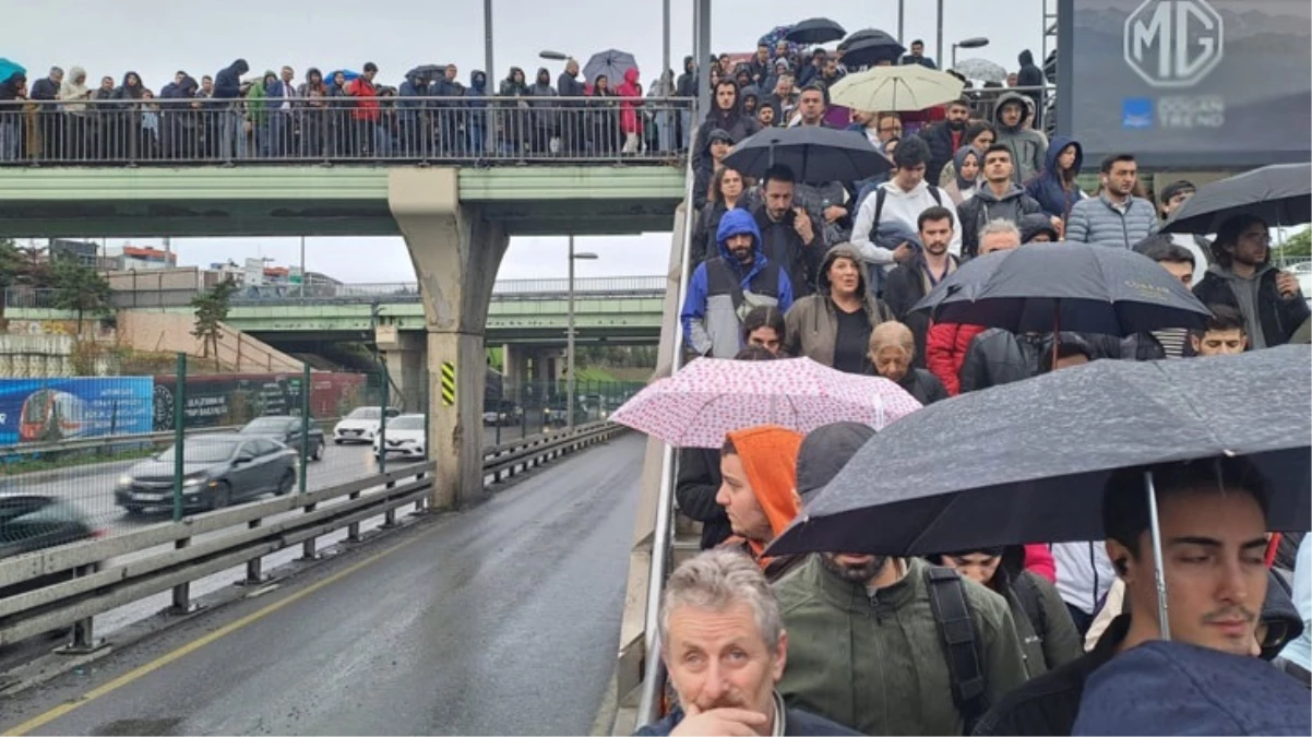 Uzunçayır'da metrobüs kaza yaptı duraklar doldu taştı