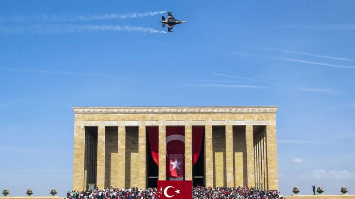 Cumhuriyet'in 100. yılı için SOLOTÜRK'ten nefes kesen gösteri