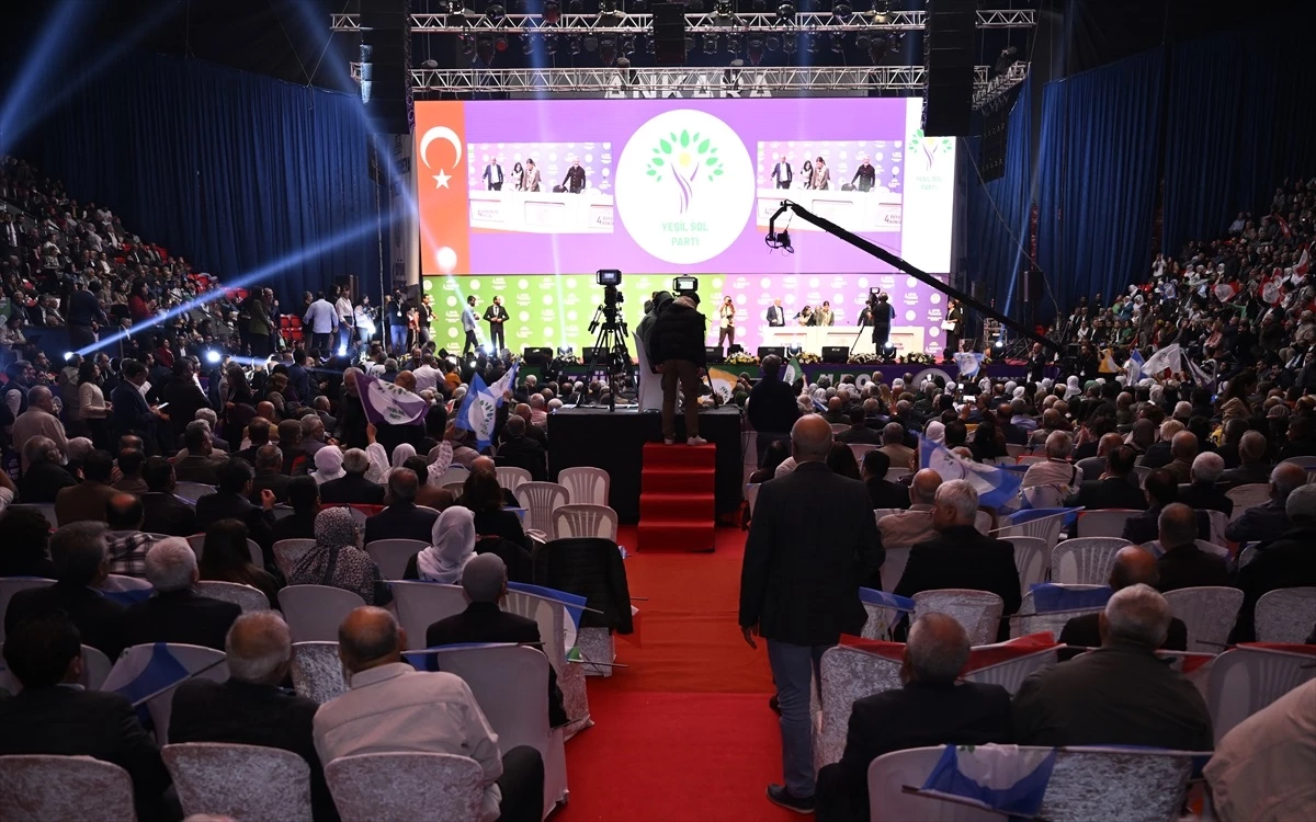 Yeşil Sol Parti kongresinde skandal! Öcalan posteri açtılar