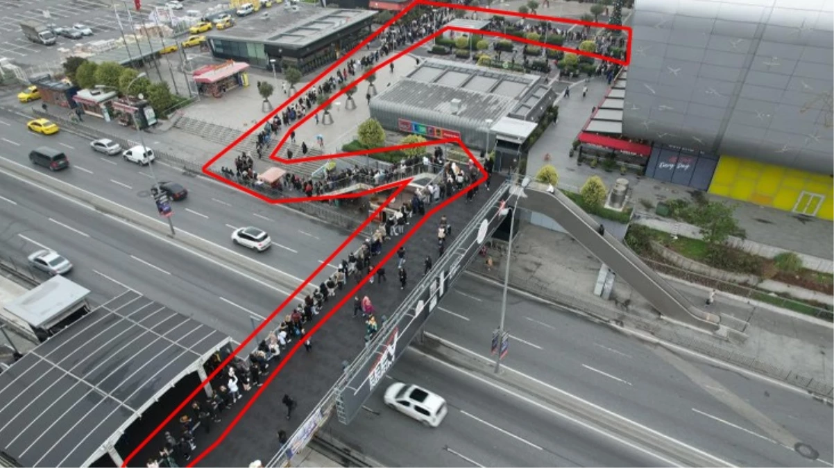 Haberi alan AVM'lere koştu! Kuyruğun ucu bucağı yok