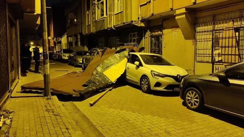 İstanbul'da fırtına nedeniyle çatılar uçtu