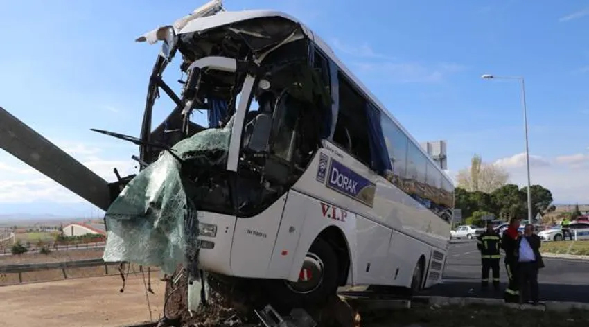 Denizli'de yolcu otobüsü ile otomobil çarpıştı! 2'si ağır 29 yaralı