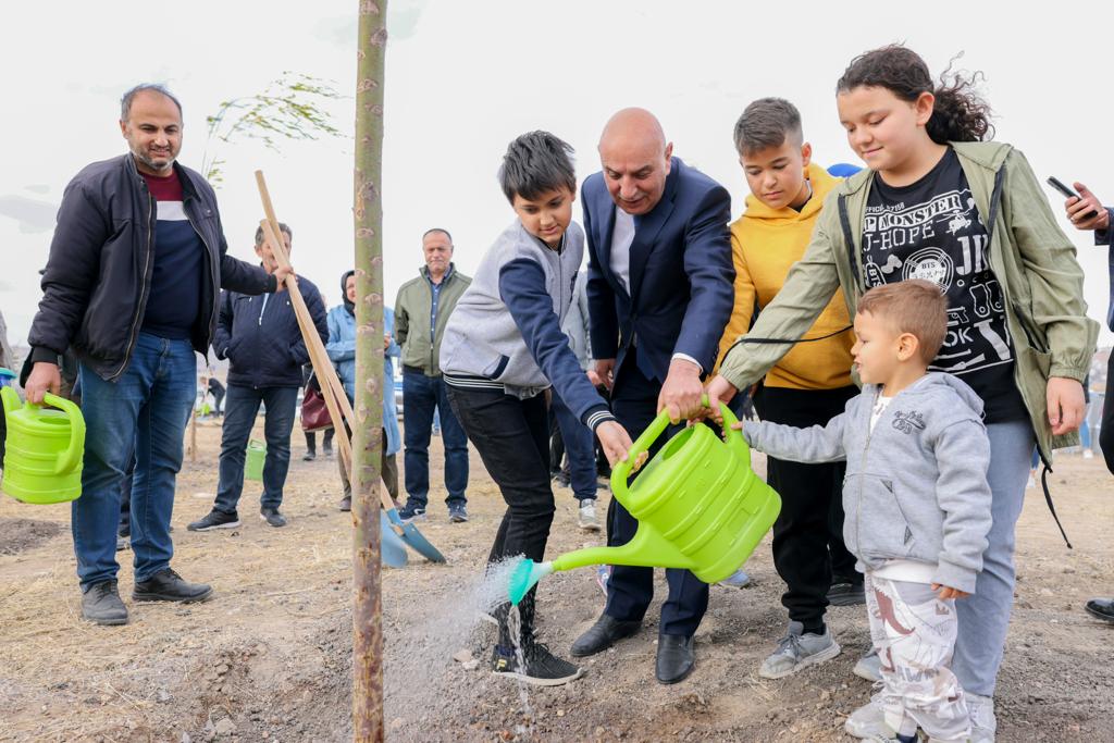 Milli Ağaçlandırma Günü'nde fidanlar toprakla buluşturuldu