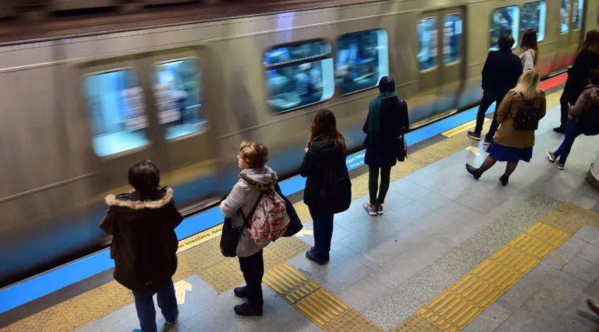 İstanbul'da metro arızalandı:Yolcular içerde mahsur kaldı
