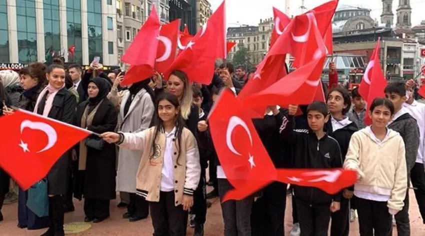 Taksim'de 24 kasım öğretmenler günü için tören!