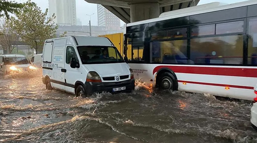 İzmir'de sağanak; cadde ve sokaklar göle döndü