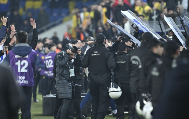 PFDK, Hakem Halil Umut Meler'e yumruk atan Faruk Koca'ya futboldan ömür boyu men cezası verdi
