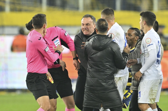 PFDK, Hakem Halil Umut Meler'e yumruk atan Faruk Koca'ya futboldan ömür boyu men cezası verdi
