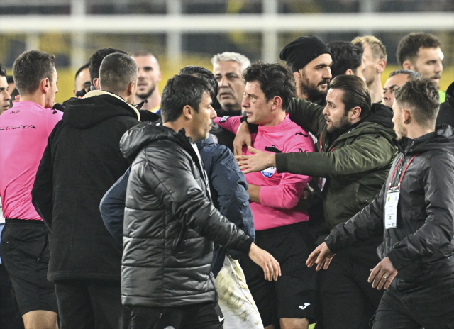 PFDK, Hakem Halil Umut Meler'e yumruk atan Faruk Koca'ya futboldan ömür boyu men cezası verdi