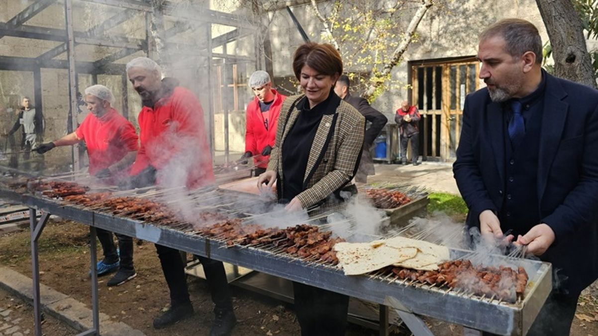 AK Partili vekillerin mangal partisi Şamil Tayyar'ı da isyan ettirdi
