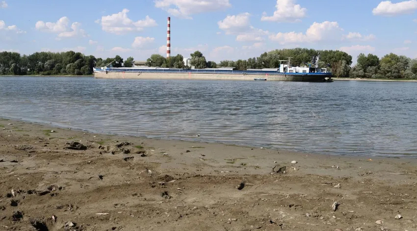 Tuna Nehri'nde gemi mayına çarptı!