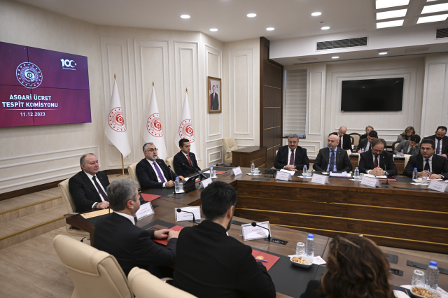 Bakan Işıkhan asgari ücret toplantısı öncesi TÜRK-İŞ'e gitti! Taraflardan ilk açıklama