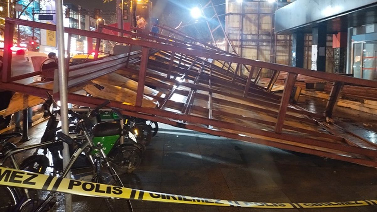 İstanbul'da şiddetli rüzgar hayatı felç etti