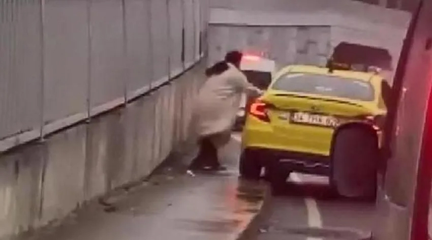 Kaldırımdan giden taksiye sert tepki!