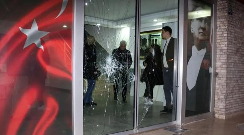 CHP'nin Antalya'daki il binasına saldırı!