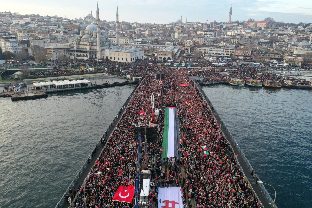 Yılın ilk gününde Galata'dan tarihi mesaj!