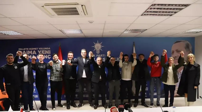 İYİ Parti'den istifa eden 11 kişi AK Parti'ye geçti