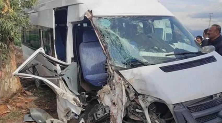 Servis minibüsü ağaca çarptı: 4'ü öğrenci 6 yaralı