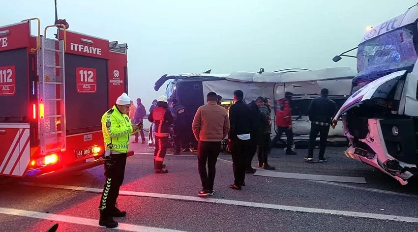 Malatya'da yolcu otobüsü devrildi: 3 ölü 29 yaralı