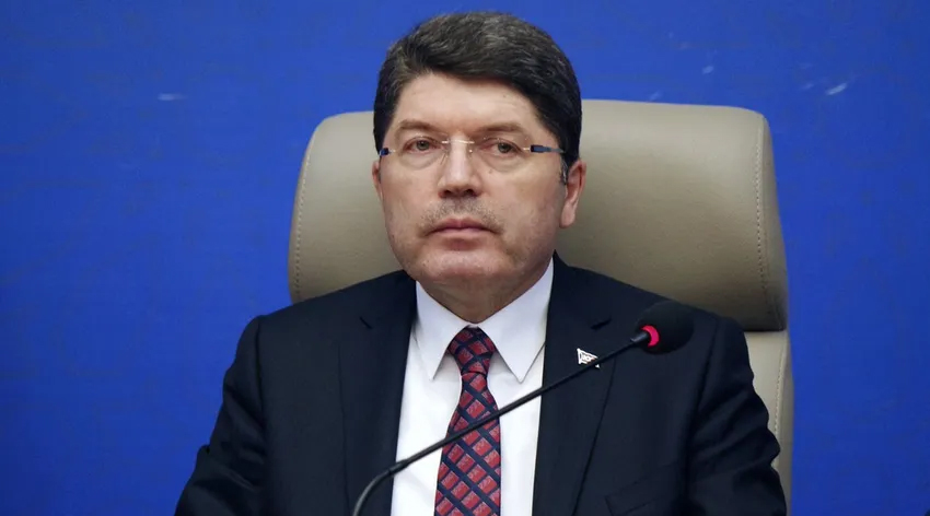 Bayrak saldırısında 14 gözaltı