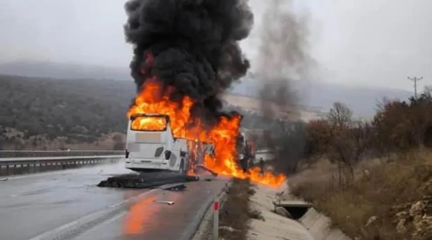 Çorum'da yolcu otobüsü kamyona çarptı!