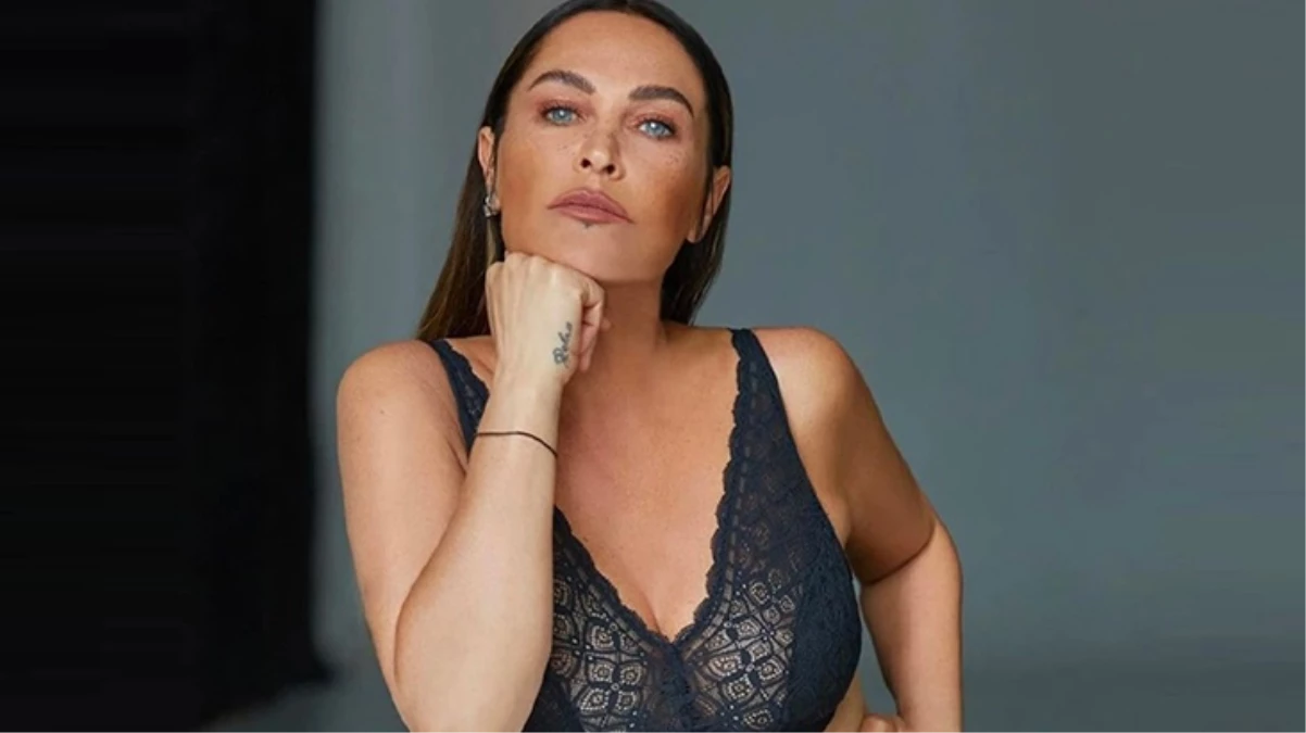 Hülya Avşar tek göğsünü açıkta bıraktı