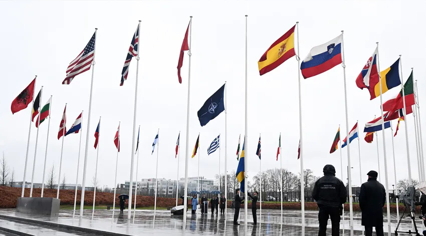 İsveç bayrağı NATO karargahında göndere çekildi