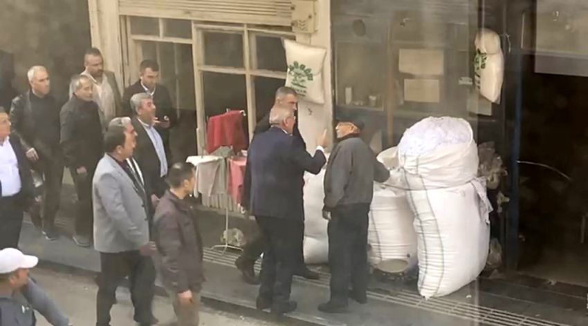 Enver Aputkan oy vermeyeceğini söyleyen vatandaşa yumruk attı!