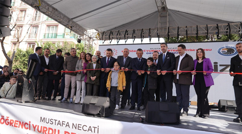 CHP Genel Başkanı Özgür Özel Kartal’da toplu açılış törenine katıldı