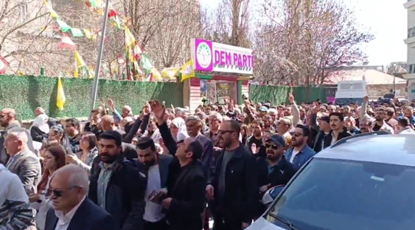 Van'da başkanlık DEM'den AK Parti'ye geçti sokaklar savaş alanına döndü