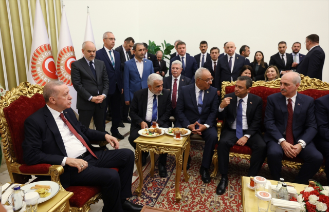 Cumhurbaşkanı Erdoğan, CHP lideri Özel ile TBMM'de kısa bir görüşme gerçekleştirdi: Haftaya bir araya geleceğiz