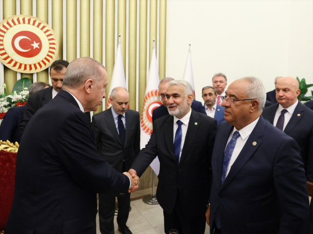 Cumhurbaşkanı Erdoğan, CHP lideri Özel ile TBMM'de kısa bir görüşme gerçekleştirdi: Haftaya bir araya geleceğiz