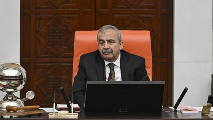 Sırrı Süreyya Önder TBMM'de oturumu yönetirken rahatsızlandı